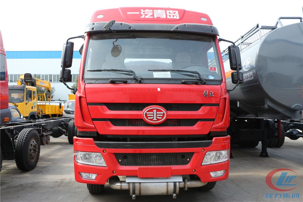 易倍·(中国)体育EMC集团解放悍V腐蚀性物品罐式运输车正面图
