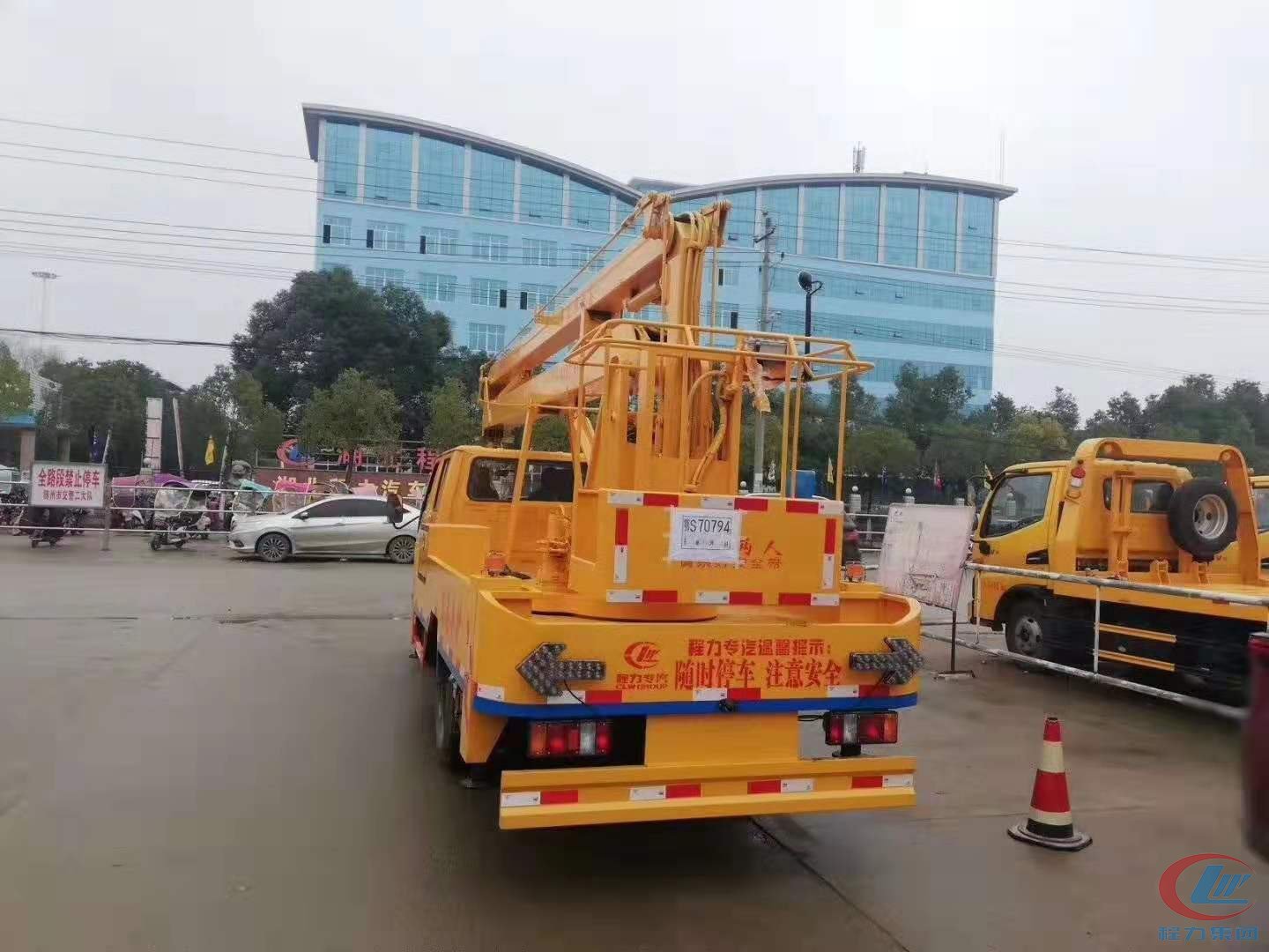 易倍·(中国)体育EMC江铃16米高空作业车侧面图